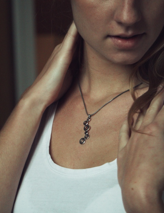 collier argenté ronds
