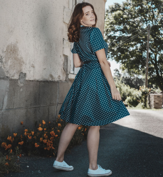 Robe vintage bleue marine à pois blancs T40